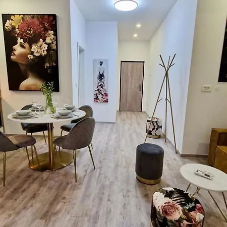 Cozy W Free Parking Apartman
